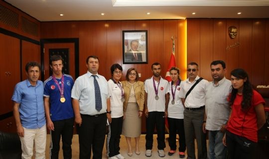 GÖRME ENGELLİ ŞAMPİYONLARDAN ŞAHİN’E ZİYARET