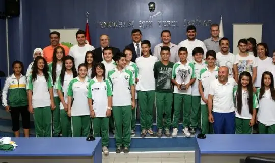 BAŞKAN FADILOĞLU ŞEHİTKAMİLLİ ŞAMPİYON YEMENİLERİ ÖDÜLLENDİRDİ