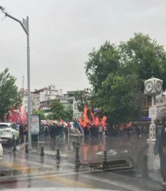 1 Mayıs İşçi Bayramı Gaziantep’te Yağmur Altında Kutlandı: TİP ve EMEP’ten Sınırlı Katılım