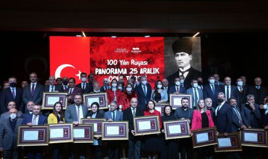 BAŞKAN ŞAHİN, GAZİ ŞEHRİN KAHRAMANLARINI GELECEĞE TAŞIYANLARI ÖDÜLLENDİRDİ