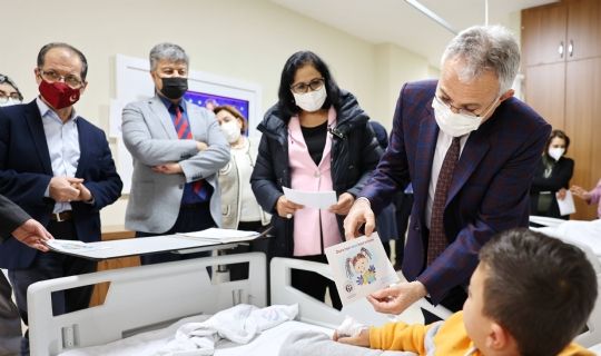 REKTÖR PROF. DR. ÖZAYDIN HASTA ÇOCUKLARA KİTAP DAĞITARAK MORAL VERDİ
