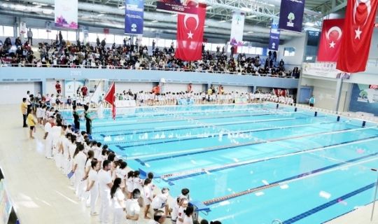 MİNİK KULAÇLAR ATA’YI ANDI
