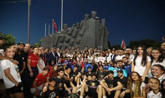 ŞAMPİYON ŞEHRİN ŞAMPİYON TAKIMLARI HALKLA BULUŞTU