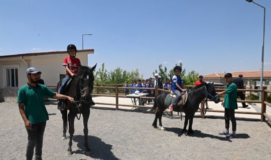 OĞUZELİ BELEDİYESİ’NDEN KARNE HEDİYESİ
