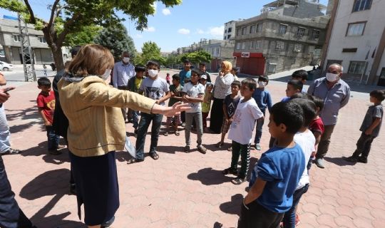 BAŞKAN ŞAHİN, ÇOCUKLARA VERDİĞİ BİSİKLET SÖZÜNÜ TUTTU  -MASKESİNİ TAKAN ÇOCUKLAR BİSİKLETLERİNE KAVUŞTU 