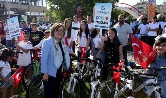 BÜYÜKŞEHİR, ÖĞRENCİLERE 300 ADET BİSİKLET DAĞITTI