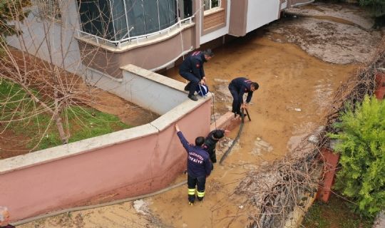 -BÜYÜKŞEHİR, SEL BASKININA ANINDA MÜDAHALE ETTİ