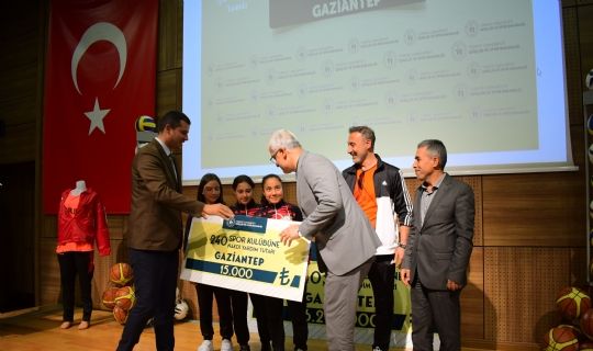 Gençlik ve Spor Bakanlığı , 81 ilde aynı anda düzenlenen törenlerle, spor kulüplerinin yanında olduğunu bir kere daha göstermiş oldu.