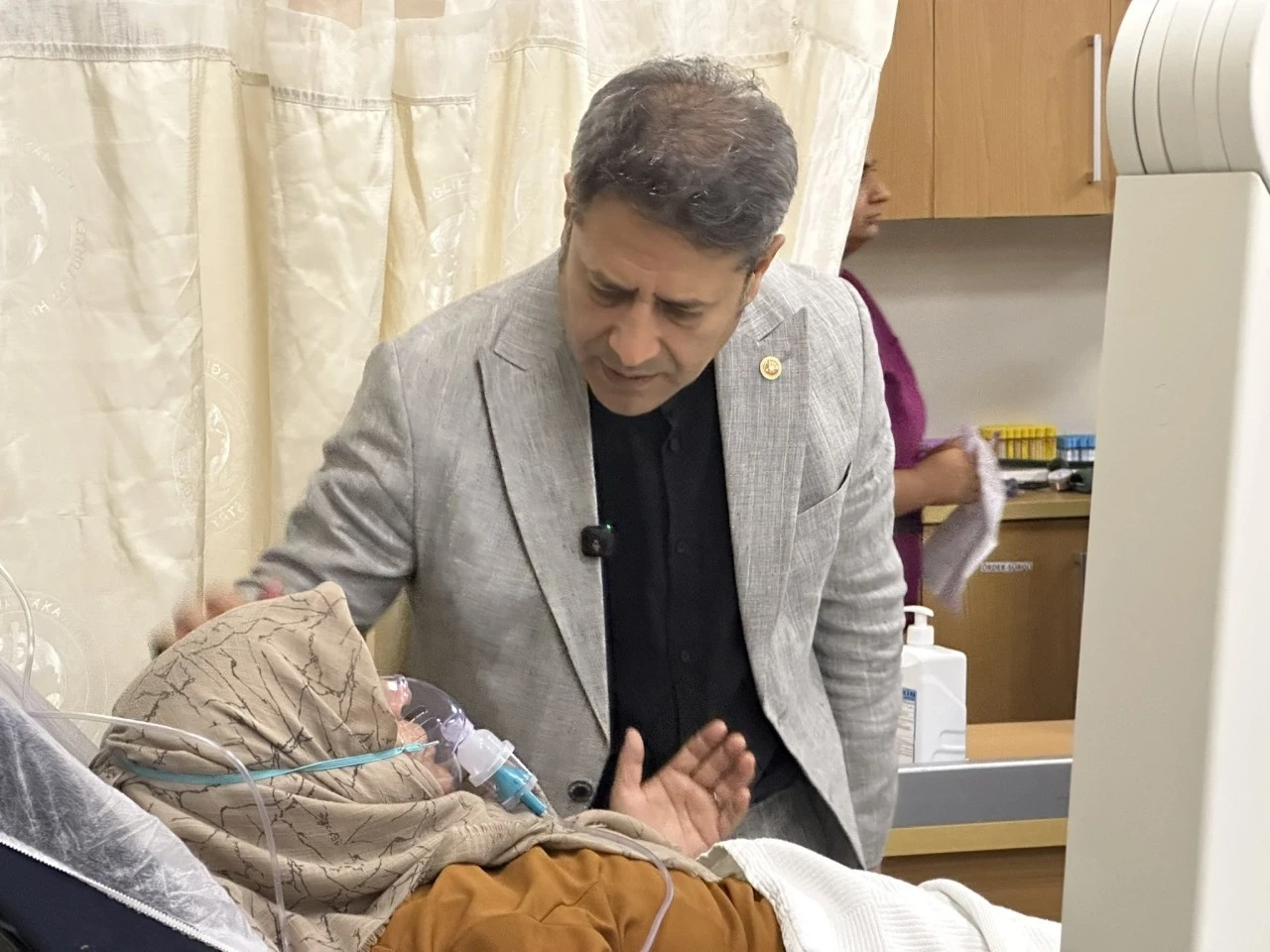 AK Parti’li Ali Şahin’den yangın yaralılarına ziyaret