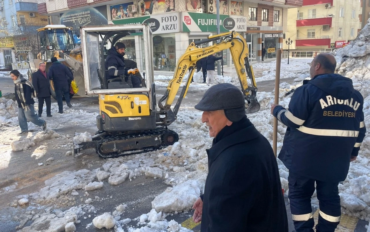 Artuklu&rsquo;da Kar Temizliği: Biriken Karlar İl&ccedil;e Dışına Taşındı