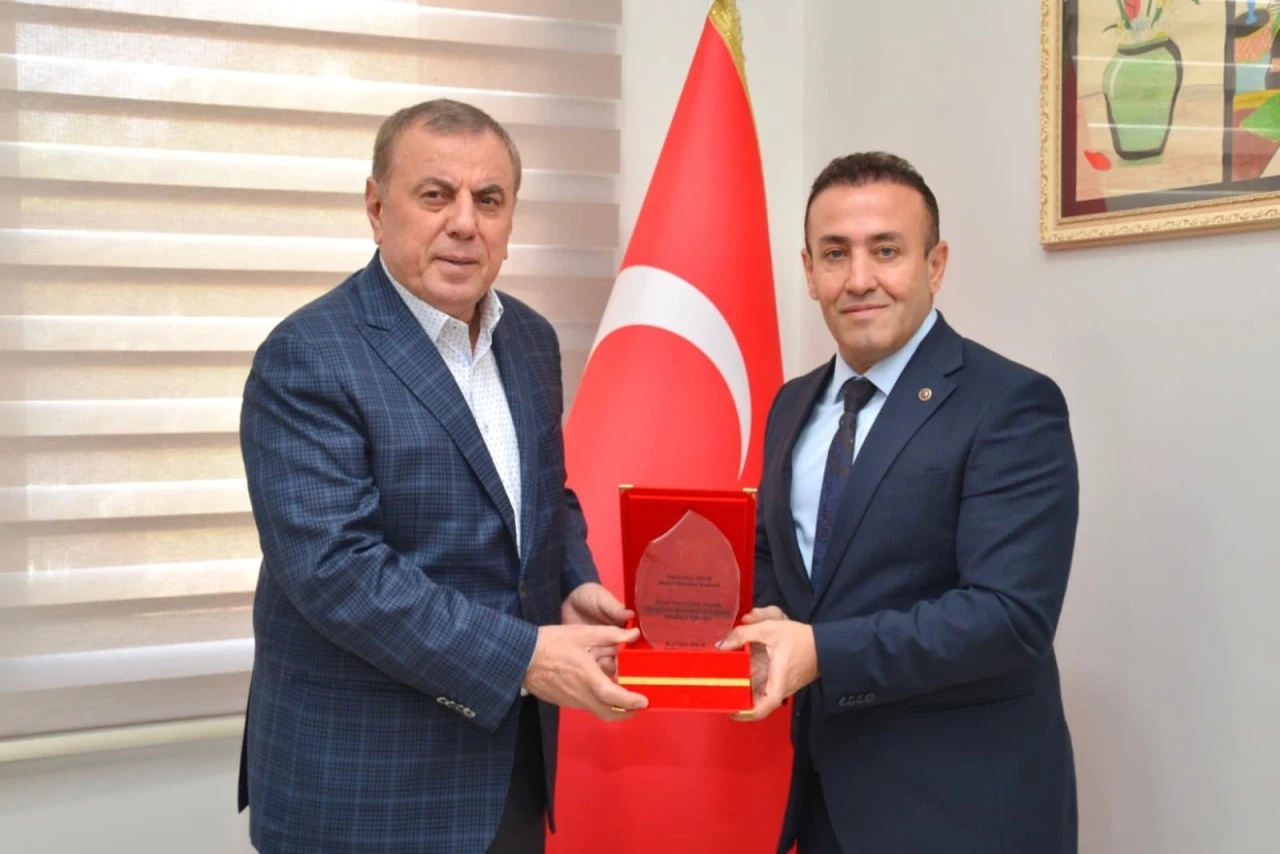 Başkan Şahin babası ve annesi adına yaptırdığı öğrenci yurdunu, gençlik spor il müdürlüğüne devretti