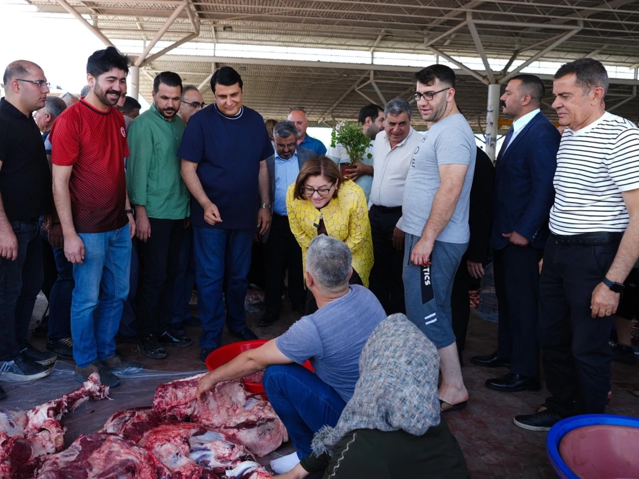 Bayramda Ortak Mesai: Fatma Şahin ve Umut Yılmaz Kesim Yerlerini Birlikte Denetledi AK Parti’ye Geçiş İddiaları Güçleniyor