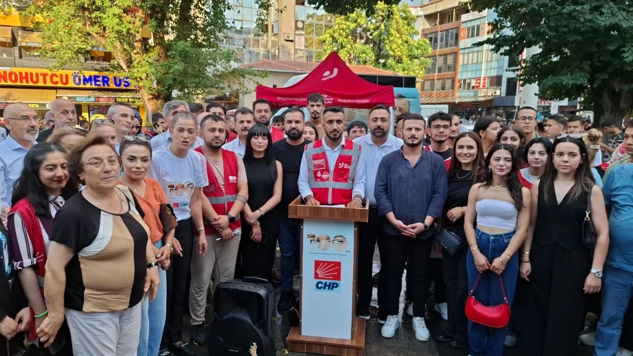 CHP Gençliği’nden Balıklı Durağı’nda Anlamlı Eylem: Yağmura Rağmen “Gençliğe Hitabe” ile Direniş Mesajı
