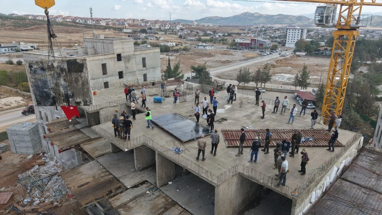 Deprem Konutlarında Son Kalıp Davul Zurna Eşliğinde Yerine Konuldu