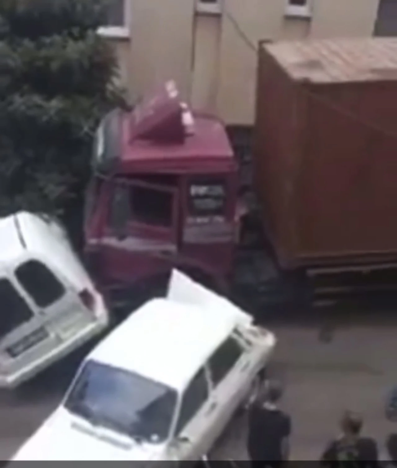 Emek’te Freni Boşalan Kamyon Dehşeti: Araçlara Çarparak Durabildi!