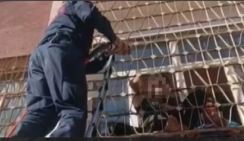 Evindeki demir parmaklıklara kolu sıkışan engelli vatandaşı itfaiye kurtardı