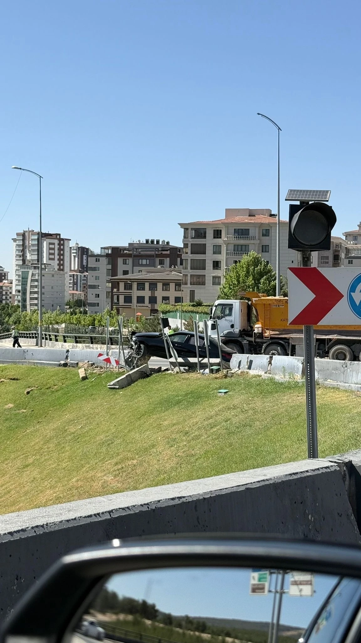 Gaziantep İpekyolu’nda Kaza: Direksiyon Hakimiyetini Kaybeden Araç Orta Refüje Daldı