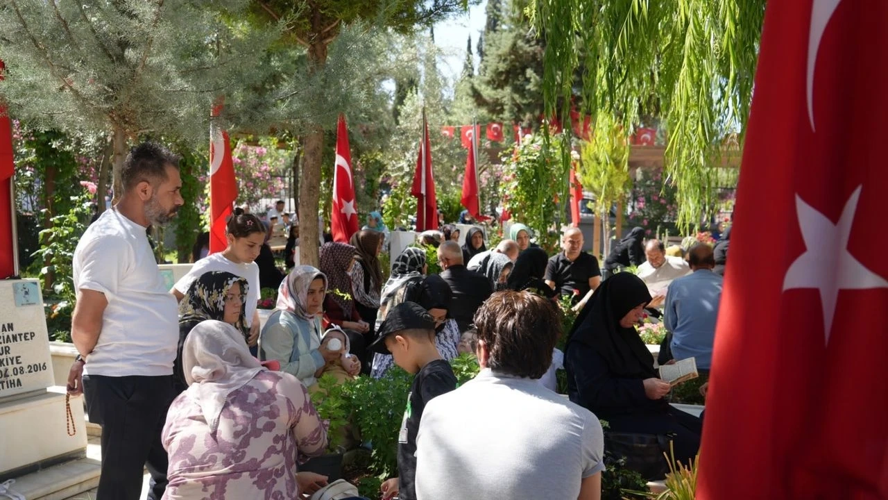 Gaziantep Mezarlıklarında Bayram Hareketliliği