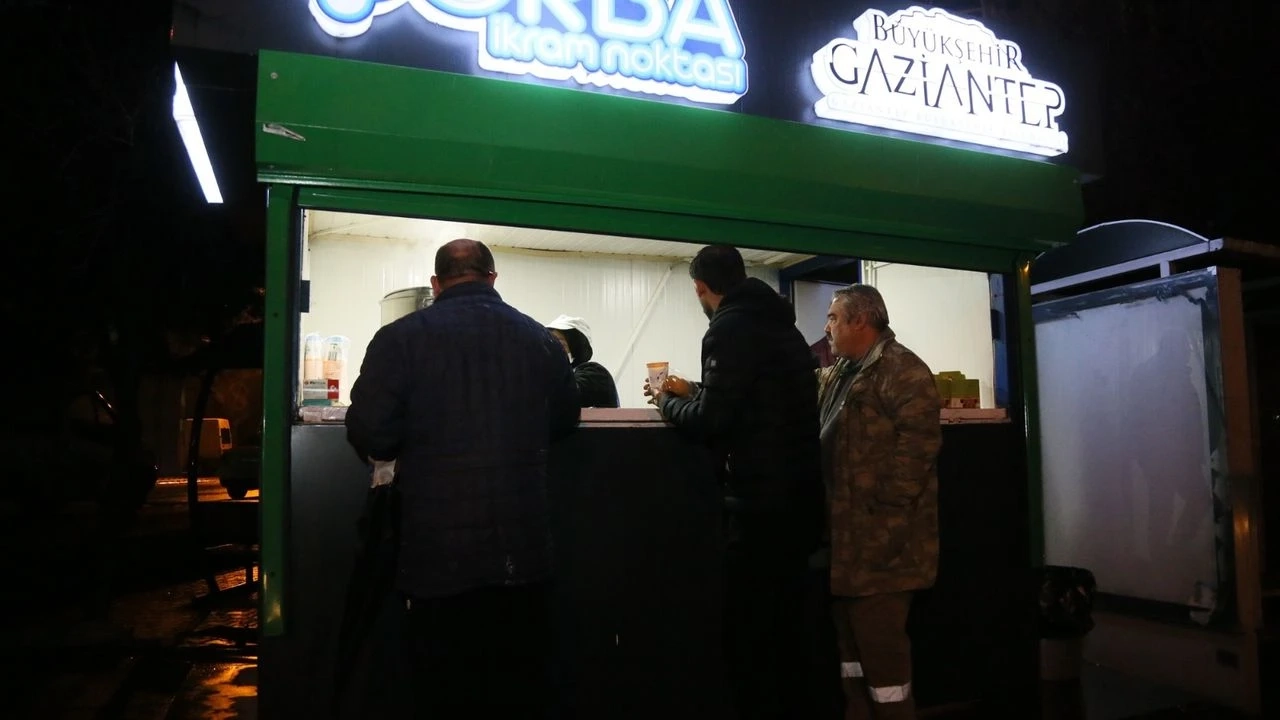 Gaziantep’te 40 Noktada 15 Bin Kişiye Çorba İkramı Yapılıyor