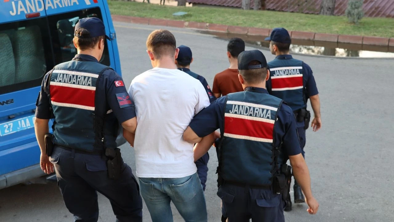 Gaziantep’te aranan şahıslar jandarmadan kaçamadı