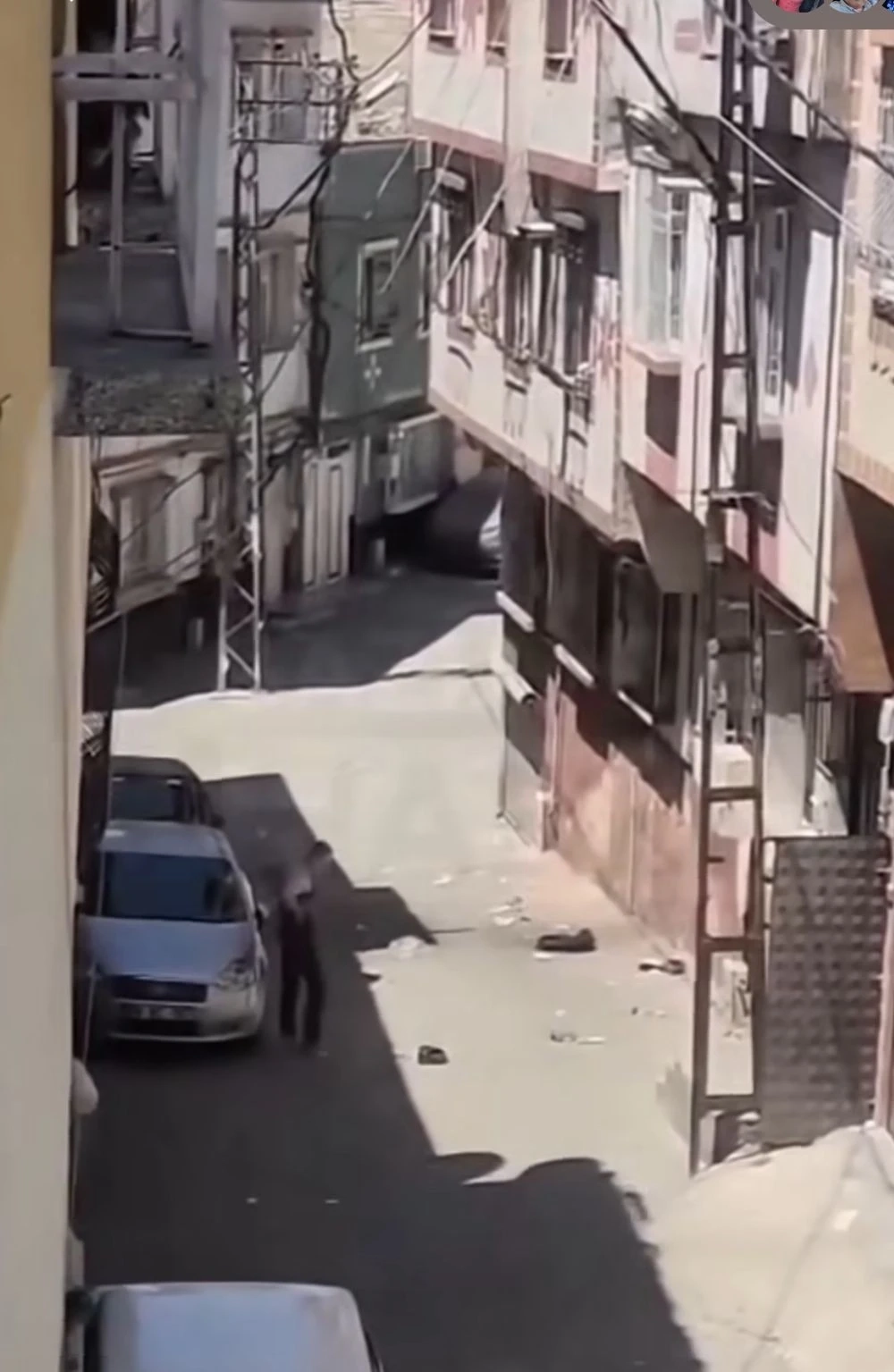 Gaziantep’te kadın iç çamaşırıyla dolaşan adam tepki çekti