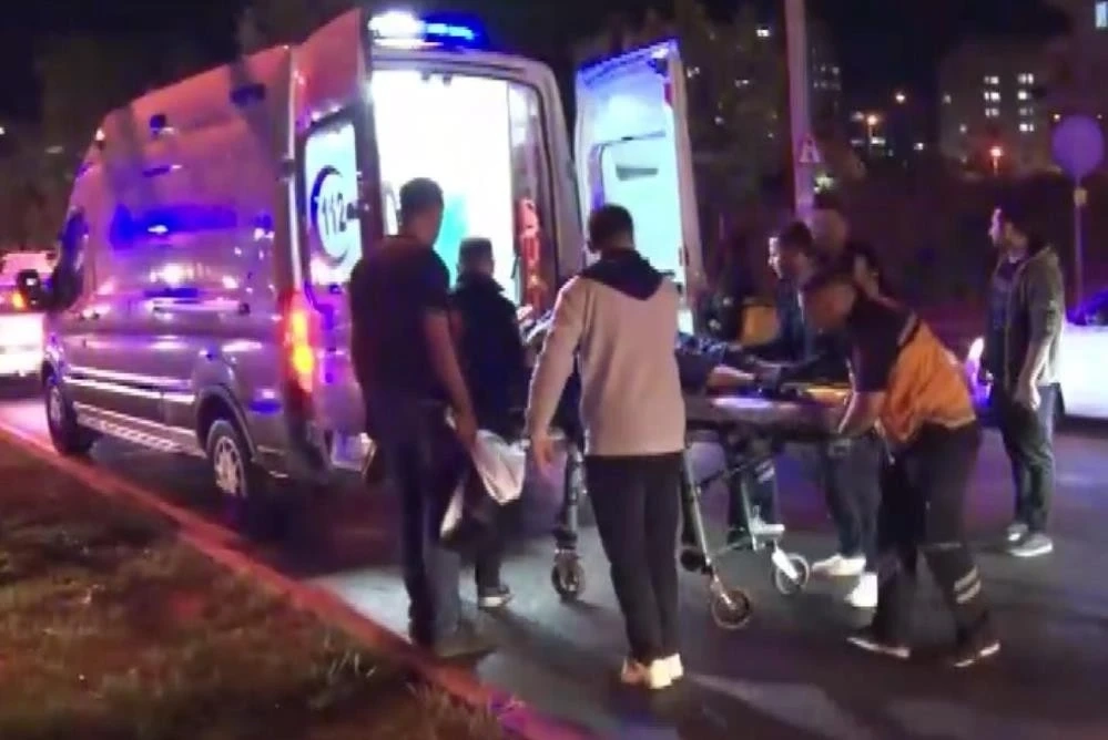 Gaziantep'te karşıya geçmeye çalışan 2 kişiye otomobil çarptı