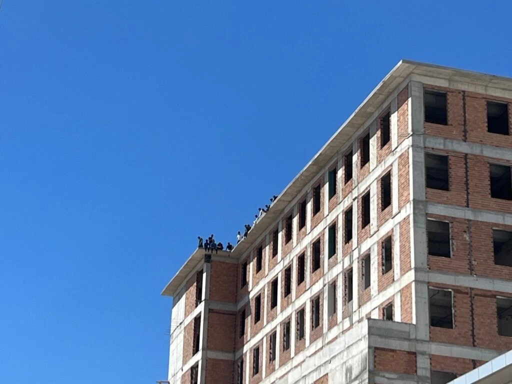 Gaziantep’te maaşlarını alamayan işçiler çatıya çıktı