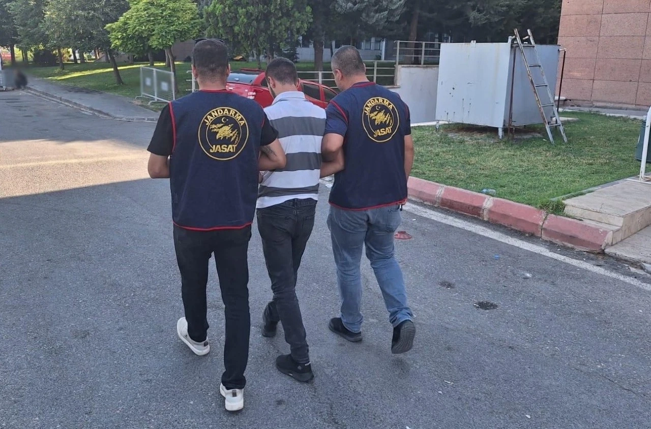 Gaziantep’te Silahlı gasp hükümlüsü jandarmadan kaçamadı