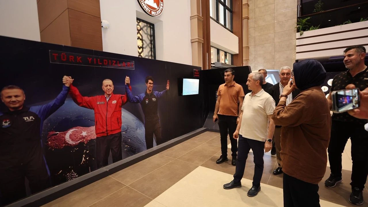 Gaziantep’te Uzayın Kapıları Aralanıyor: “Ufkun Ötesinde” Sergisi Ziyaretçilerini Bekliyor
