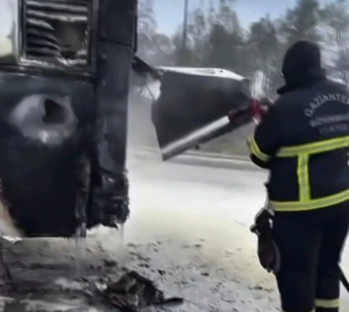 Gaziantep'te yolcu otobüsünde çıkan yangını itfaiye söndürdü