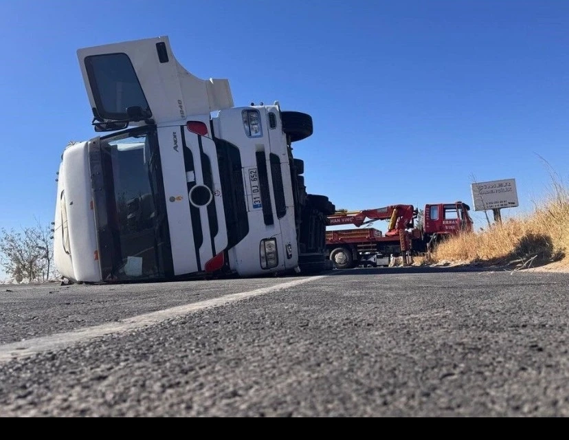 Gaziantep’ten Giden Kamyon Suruç’ta Devrildi: D-400 Karayolu Trafiğe Kapandı