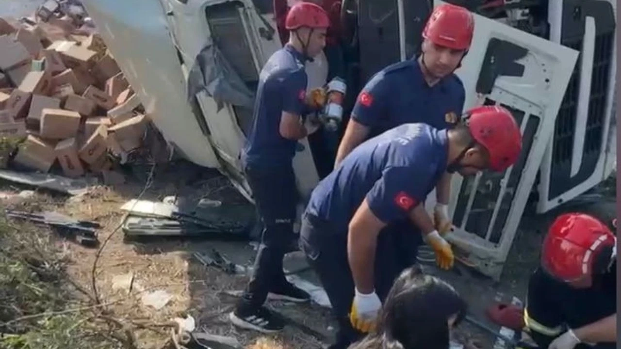 Gaziantep Yolu’nda kaza! Sürücüyü itfaiye ekipleri kurtardı!
