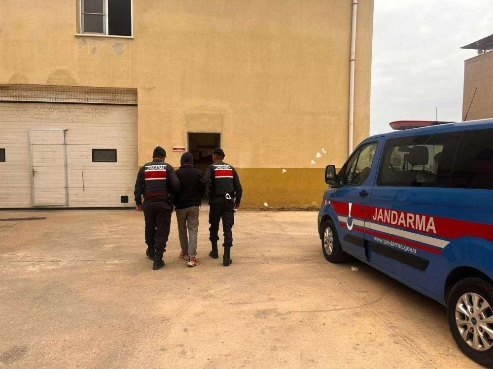 Hırsızlık suçundan 25 yıl kesinleşmiş cezayla aranan şahsı jandarma yakaladı