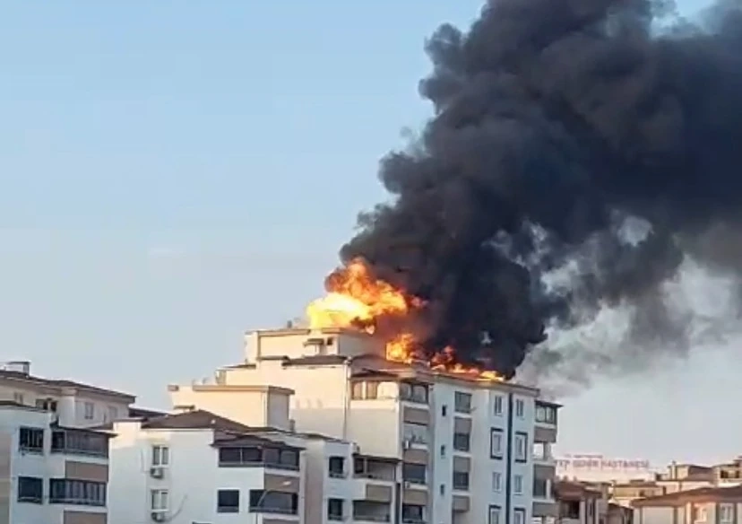 İbni Sina Mahallesi’nde Çatı Yangını Paniğe Neden Oldu
