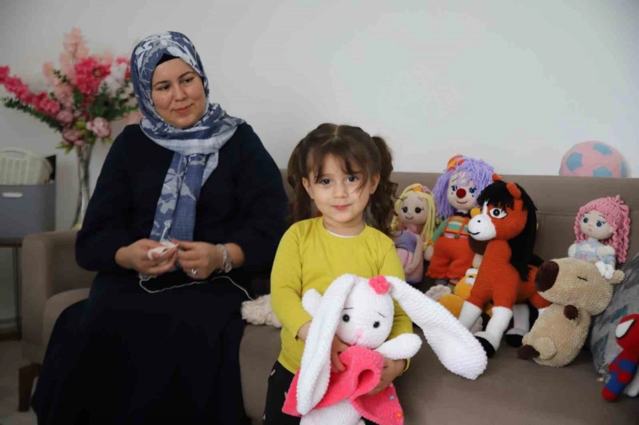 İşlediği oyuncaklarla 6 &ccedil;ocuğuna bakıyor