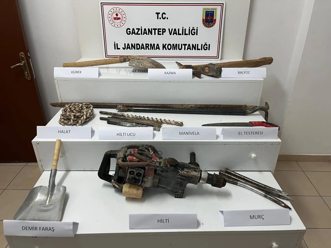 Ka&ccedil;ak Kazıya Jandarma Baskını: 4 Ş&uuml;pheli Su&ccedil;&uuml;st&uuml; Yakalandı