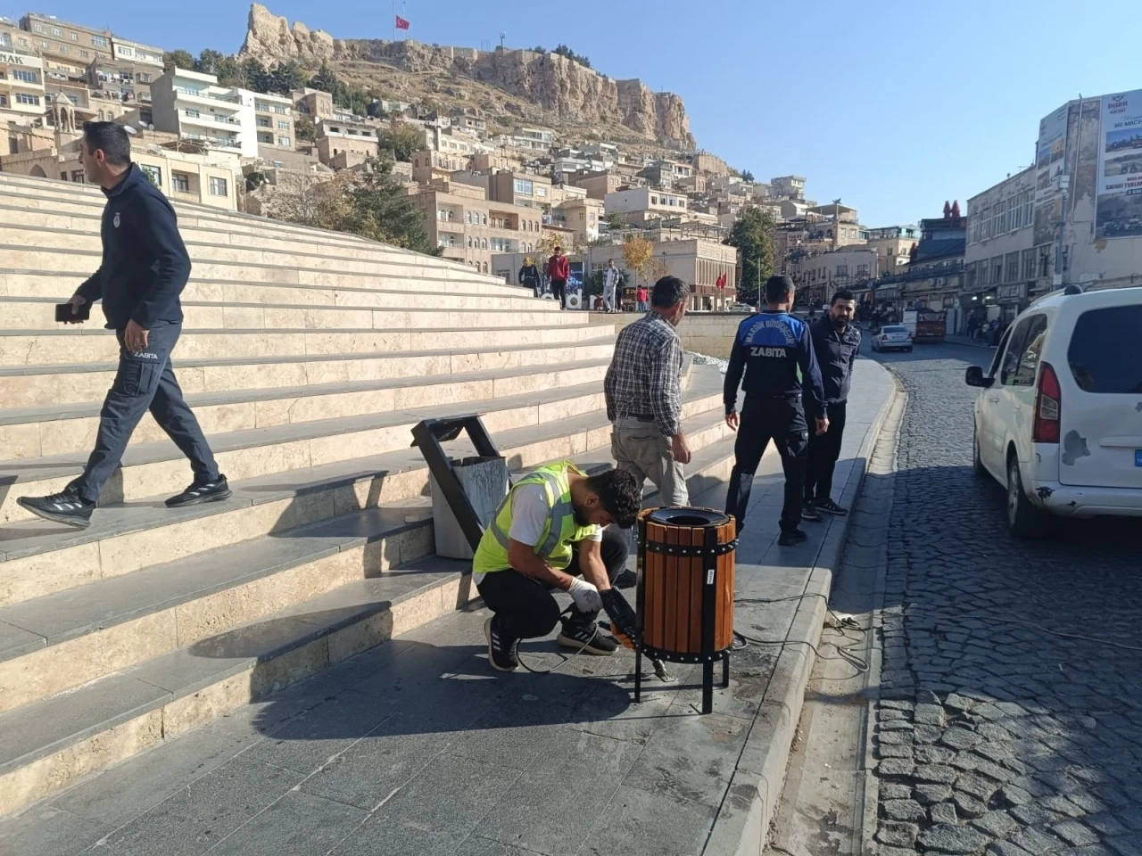 Mardin Artuklu 1. Cadde’de Çöp Kovaları Yeniliyor
