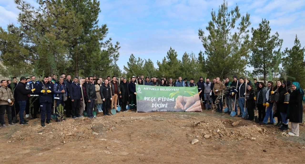 Mardin Artuklu'da Meşe ve &Ccedil;am Fidanları Toprakla Buluştu