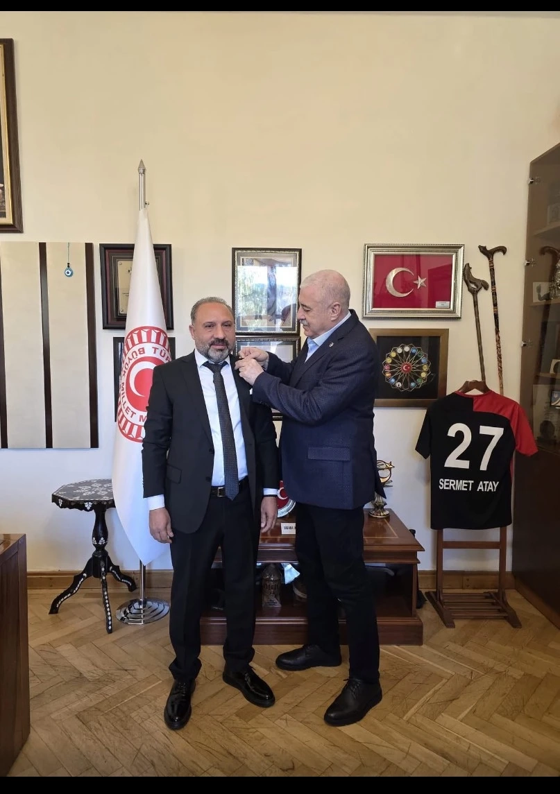 MHP’ye Katılan Nizipli İş İnsanı Salih Kılıç’a Rozetini TBMM İdari Amiri Sermet Atay Taktı: İlçe Başkanları ve İl Yönetiminden Ziyaret