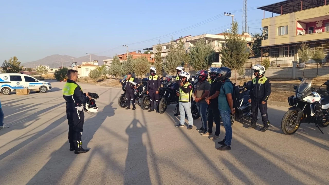 Motosiklet Sürücülerine Jandarmadan Güvenli Sürüş Eğitimi ve Kask Desteği