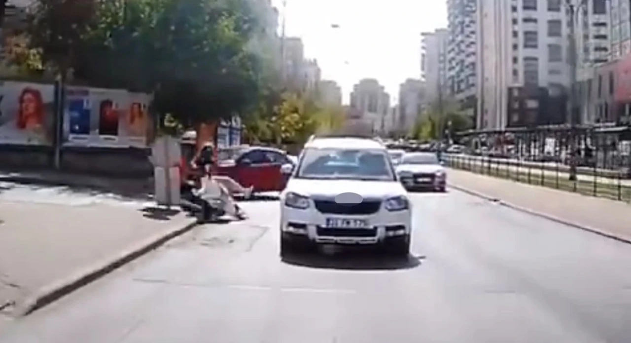 Otomobilin ani manevrası motosikletli kuryeyi hayattan koparıyordu: O anlar araç kamerasında