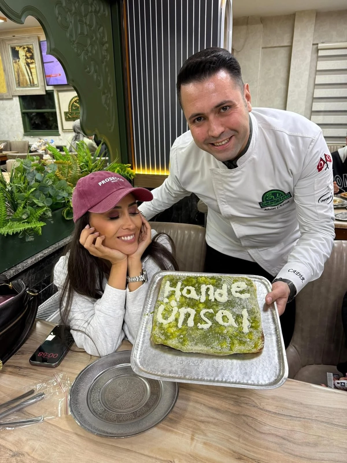 Sanat&ccedil;ı Hande &Uuml;nsal, Sakıp Usta&rsquo;da Antep Lezzetlerine Hayran Kaldı