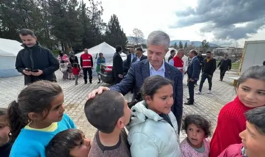 BAŞKAN TAHMAZOĞLU DEPREMZEDELERİN YANINDA