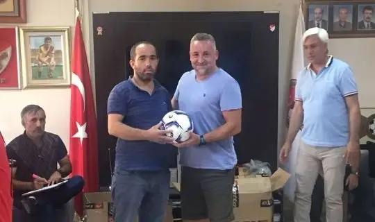 TÜFAD GAZİANTEP ŞUBESİ AMATÖR TAKIMLARA FUTBOL TOPU VE SAHA KOMİSERLERİNE GÖMLEK DAĞITTI.