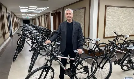 BAŞKAN TAHMAZOĞLU&rsquo;NDAN &Ouml;ĞRENCİLERE 104.000 BİSİKLET M&Uuml;JDE