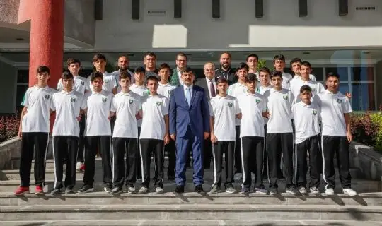 ALTIN KRAMPONLAR ZORLU BASAMAKLARI TEK TEK &Ccedil;IKTI  -EN G&Uuml;ZEL HATIRALARI YEŞİL SAHADA BİRİKTİRDİLER