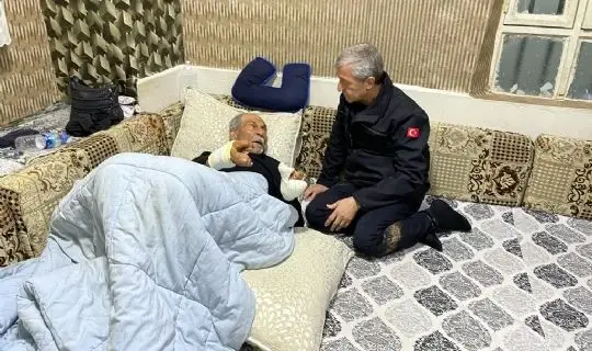 BAŞKAN TAHMAZOĞLU SELE KAPILAN REŞAT AYVA&rsquo;YI EVİNDE ZİYARET ETTİ