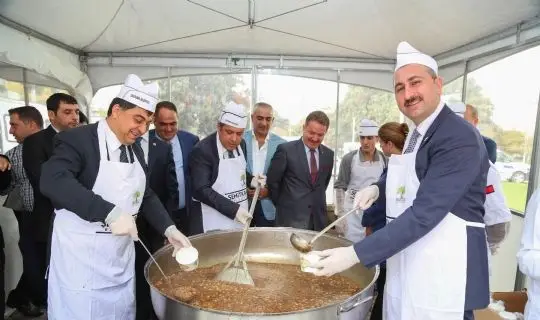 MİLLETVEKİLLERİ VE BAŞKAN FADILOĞLU KENDİ ELLERİYLE AŞURE DAĞITTI