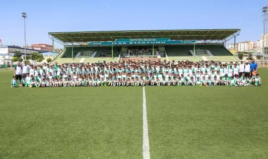 ŞEHİTKAMİL&rsquo;DE YAZ SPOR OKULLARI FARKI YEŞİL SAHADA DEVAM EDİYOR    -535 K&Uuml;&Ccedil;&Uuml;K KRAMPON FUTBOL BRANŞINDA EĞİTİM G&Ouml;R&Uuml;YOR 