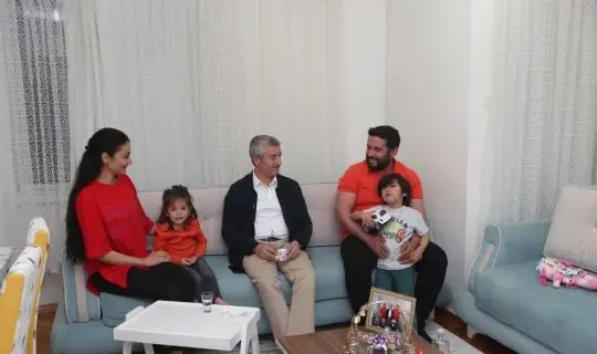 BAŞKAN TAHMAZOĞLU&rsquo;NDAN &Ccedil;AT KAPI ZİYARET